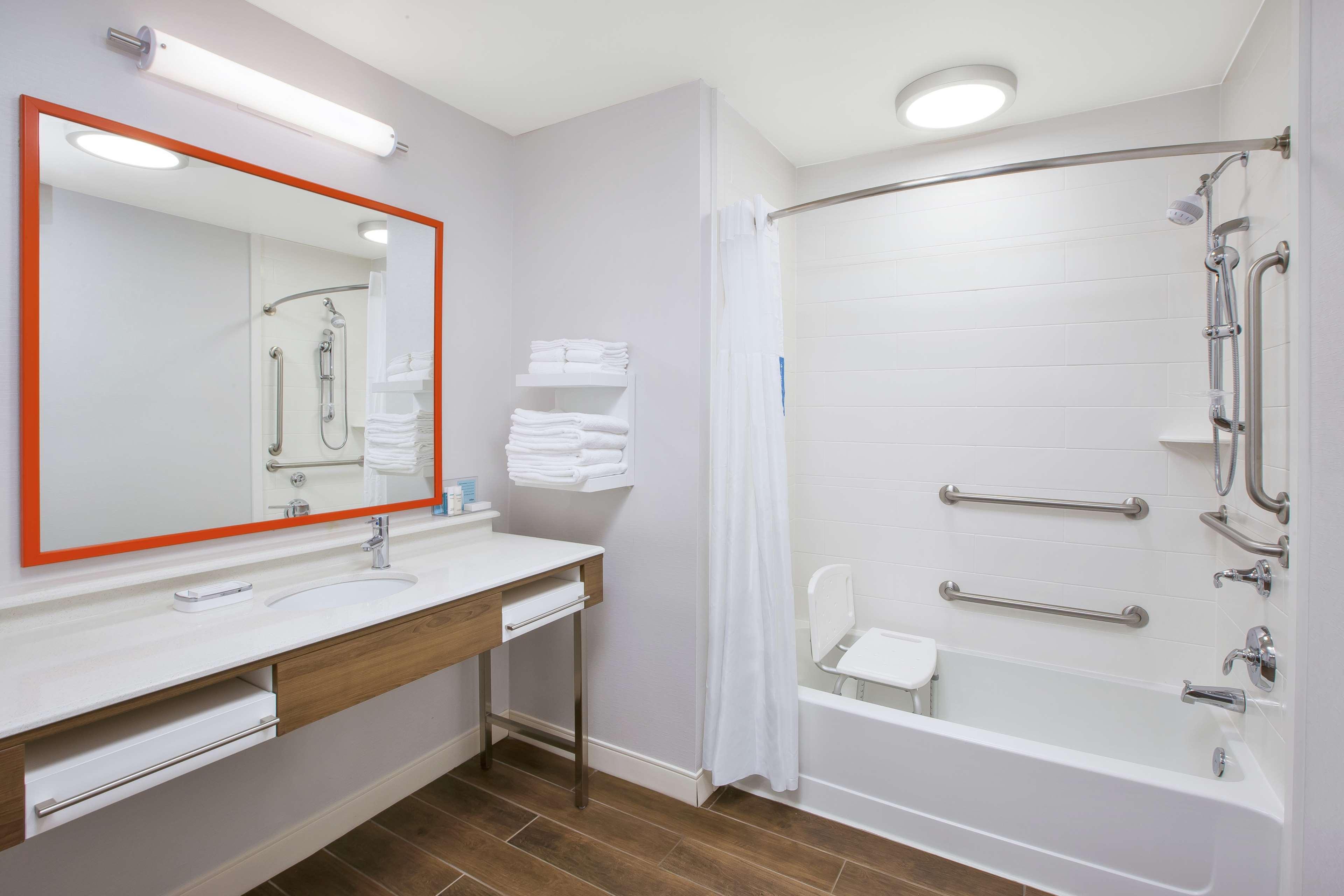 Hampton Inn & Suites Oakwood Village-Cleveland Екстериор снимка